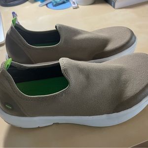 Women’s Oofos low shoes, sz 8 in White/Taupe, excellent, barely worn condition